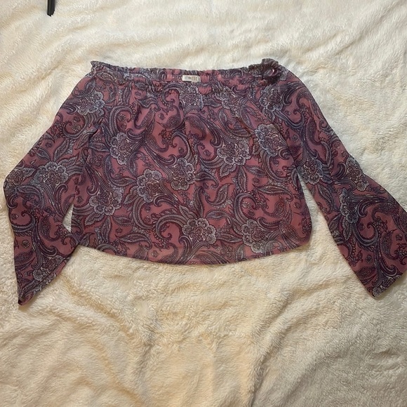 Off‎ the Shoulder Top - Picture 1 of 4